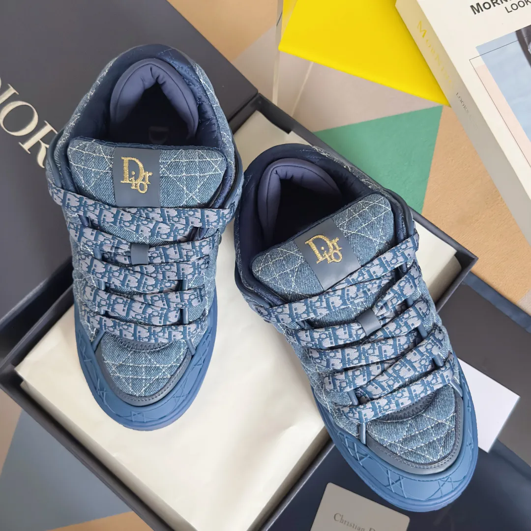 [DIOR] P: 820💰 Men's 39-44. (Male 38. 45. Customized) Dior Dior B9S series top version bread shoes casual sports shoes skate shoes original purchase development and production This new B9S skateboard sneakers are inspired by skateboarding and Dior's high-order spirit. Crafted from navy blue cotton tweed, the classic cannage pattern is reinterpreted with grained calfskin details in homage to Dior's savoir-faire. Padded tongue and technical fabric leg provide ideal comfort. Iconic details abound throughout the design, such as the Dior signature on the heel and tongue, cannage-patterned panels, and the rubber Dior Charm signature on the side inspired by the Dior logo. The rubber soles engraved with Oblique printing with a gradient effect are more refined and can add a high-end temperament to various looks. Exquisite packaging at the delivery counter🛍📦 ▪️Fabric: Original customized first-layer cowhide + tweed ▪️Inner lining: Customized breathable lining ▪️Outsole: Original open-molded anti-slip TPU material ▪️Sole thickness: 3.5CM.